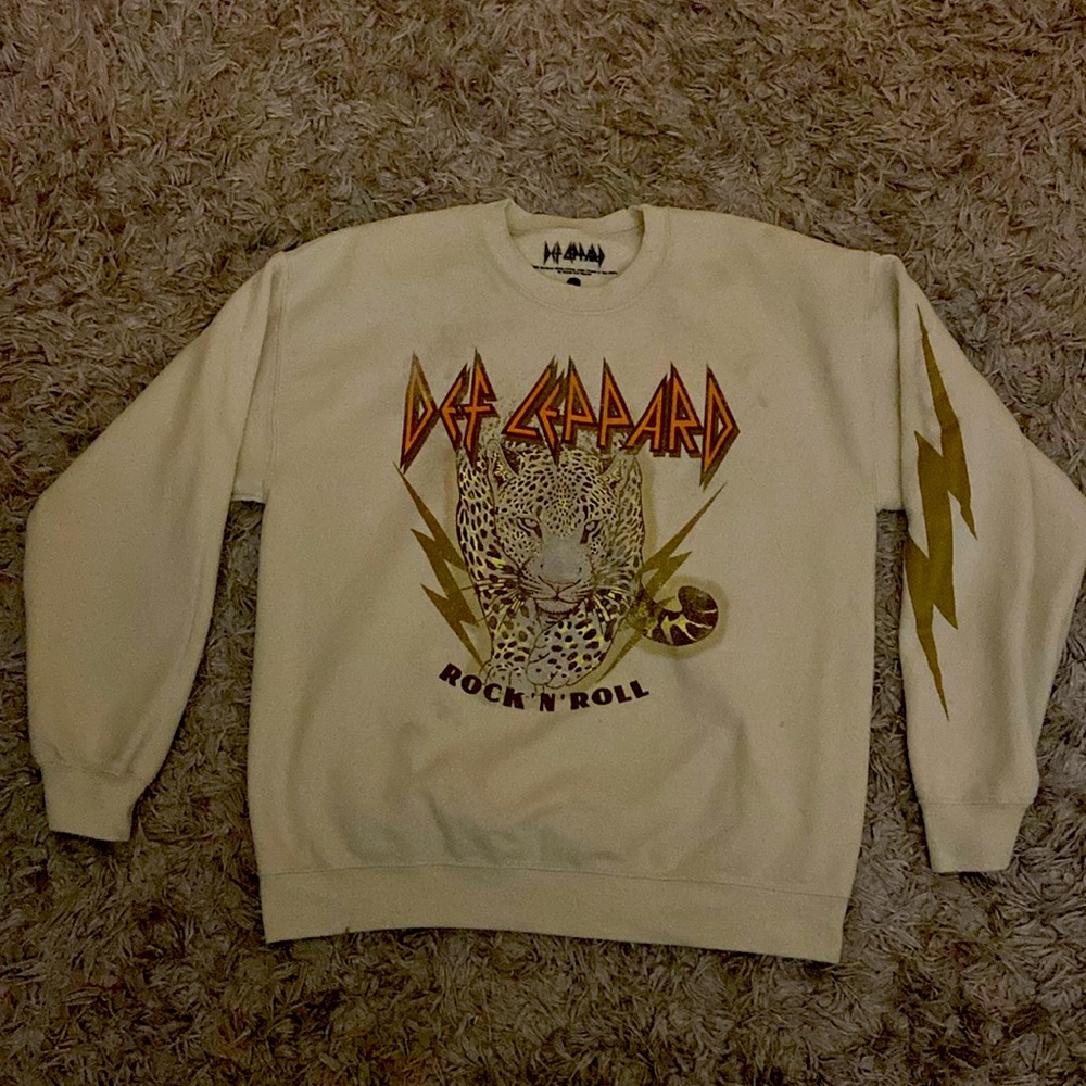 Crème rock and roll def leopard shirt size L has been worn 1 times